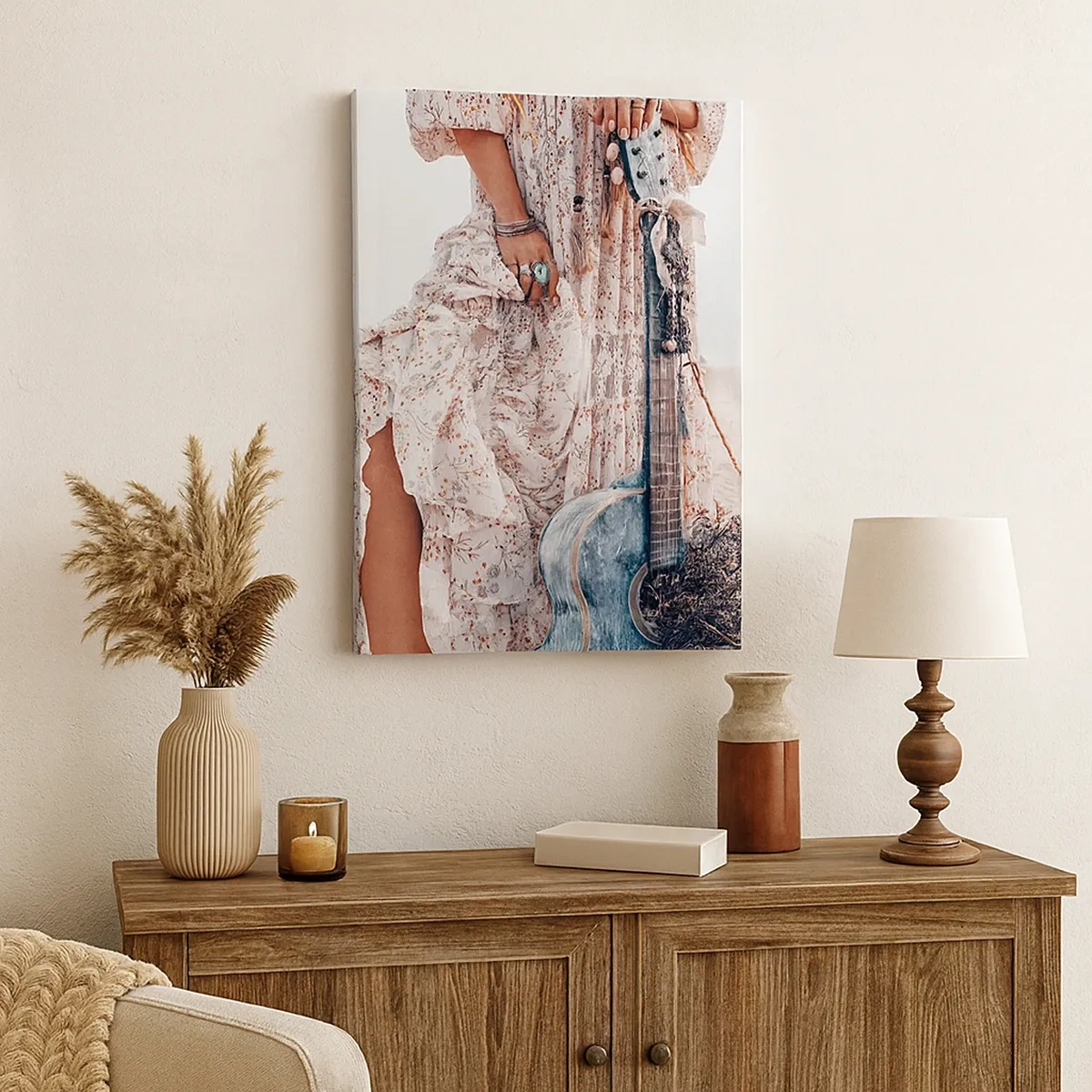 Bild auf Leinwand - Leinwandbild - Frau im Boho-Stil mit Gitarre am Strand - 50x70cm - Kinderblumen auf dem Weg - Moderne Wanddekoration für Wohnzimmer und Schlafzimmer ARTTOR