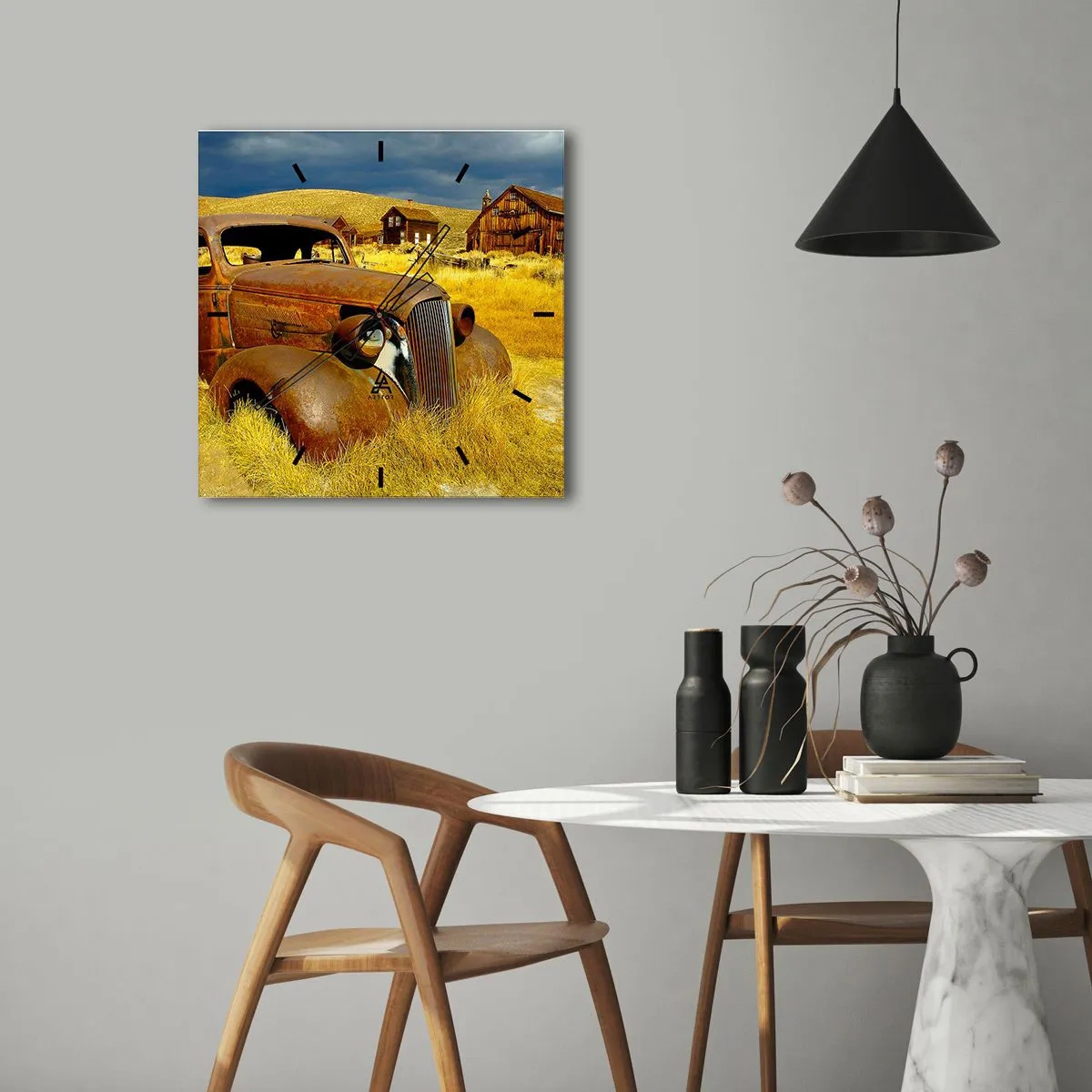 Wanduhr - Glasuhr - Ein altes rostiges Auto vor dem Hintergrund verlassener Holzhütten - 30x30cm - Eine wohlverdiente Ruhe - Moderne Wanddekoration für Wohnzimmer und Schlafzimmer ARTTOR