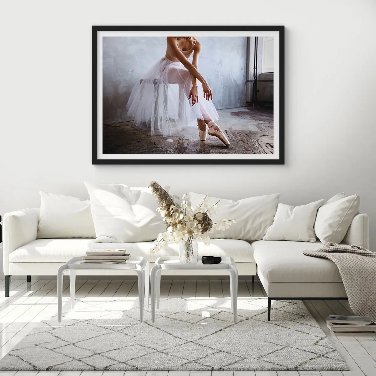 Poster in einem schwarzem Rahmen - Eine Ballerina in zarter Pose vor industriellem Hintergrund - 70x50cm - Bevor die Rampe leuchtet - Moderne Wanddekoration für Wohnzimmer und Schlafzimmer ARTTOR
