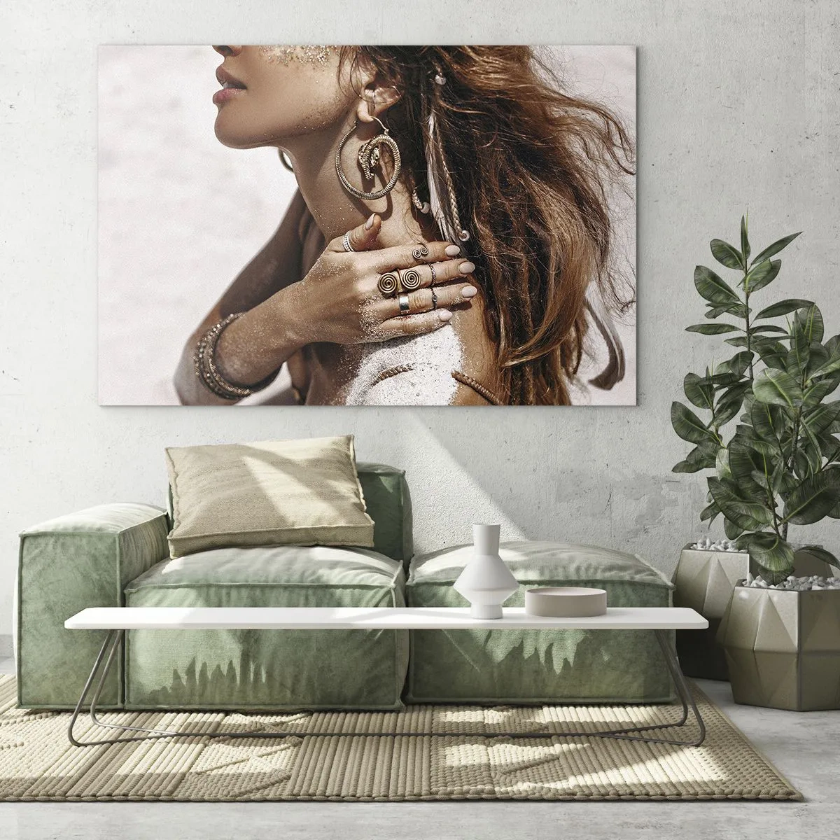 Glasbild - Bild auf glas - Stilvolle Frau mit Schmuck und Sand auf der Haut am Strand - 70x50cm - Königin des wilden Strandes - Moderne Wanddekoration für Wohnzimmer und Schlafzimmer ARTTOR
