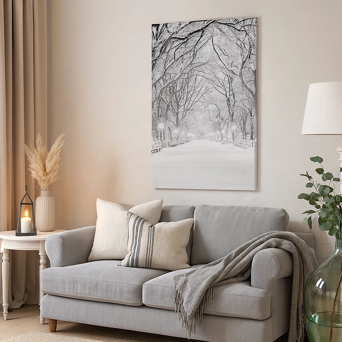 Bild auf Leinwand - Leinwandbild - Eine Winterallee mit schneebedeckten Bäumen in Monochrom - 50x70cm - Vier Jahreszeiten - Winter - Moderne Wanddekoration für Wohnzimmer und Schlafzimmer ARTTOR