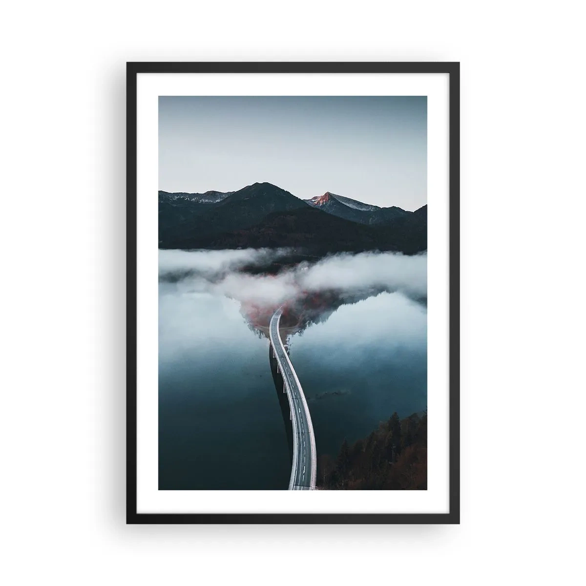 Poster in einem schwarzem Rahmen - Eine Brücke über einen ruhigen See, im Hintergrund spiegeln sich die Berge. - 50x70cm - Über Wasser so glatt wie ein Spiegel - Moderne Wanddekoration für Wohnzimmer und Schlafzimmer ARTTOR