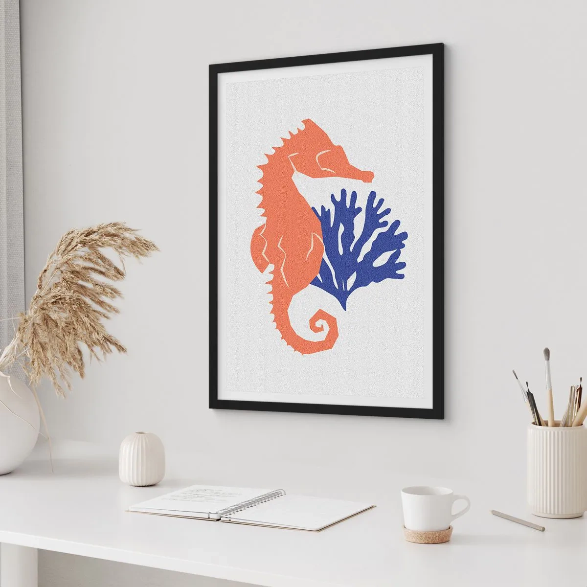 Poster in einem schwarzem Rahmen - Minimalistische Seepferdchen- und Korallengrafik - 50x70cm - Auf einer Unterwasserwiese - Moderne Wanddekoration für Wohnzimmer und Schlafzimmer ARTTOR