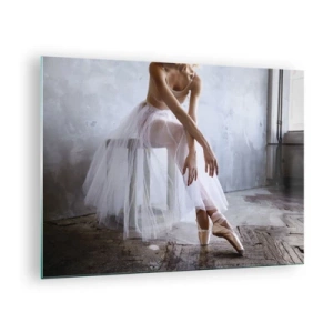 Glasbild - Bild auf glas - Eine Ballerina im Tüllrock ruht in der Halle - 70x50cm - Bevor die Rampe leuchtet - Moderne Wanddekoration für Wohnzimmer und Schlafzimmer ARTTOR