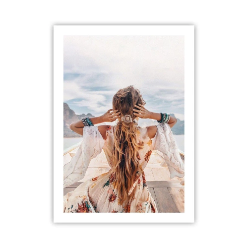 Poster - Frau im Boho-Kleid mit Blick aufs Meer - 50x70cm - Auf dem Weg zum Glück - Moderne Wanddekoration für Wohnzimmer und Schlafzimmer ARTTOR