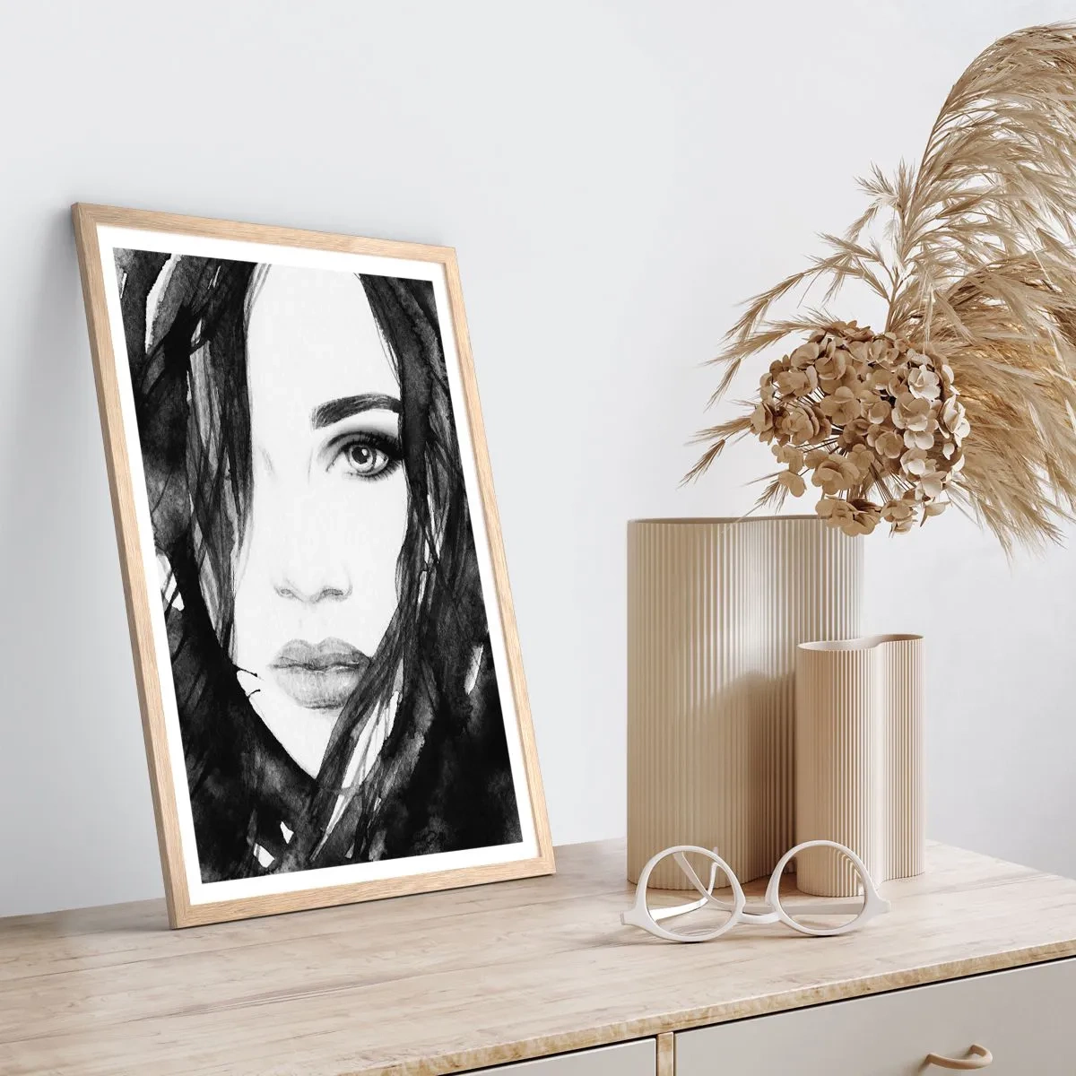 Poster in einem Rahmen aus heller Eiche - Porträt einer Dame in Schwarzweiß - 30x40 cm