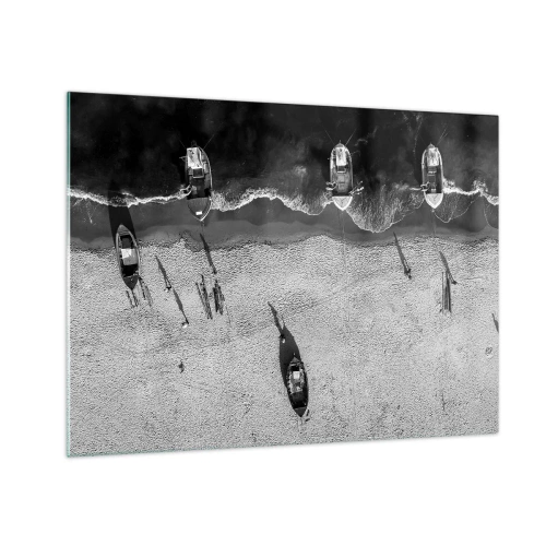 Glasbild - Bild auf glas - Schwarz-weiße Boote und ihre Schatten auf einem Sandstrand von oben gesehen - 70x50cm - Immer noch am Ufer… - Moderne Wanddekoration für Wohnzimmer und Schlafzimmer ARTTOR