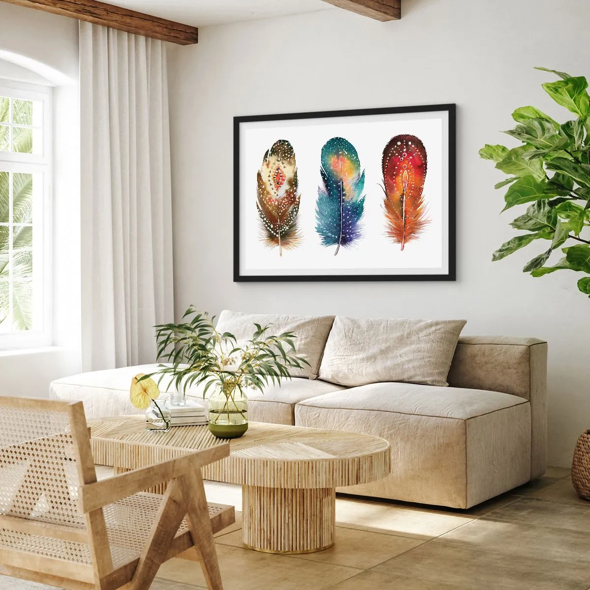 Poster in einem schwarzem Rahmen - Drei bunte Federn mit kunstvollen Mustern auf hellem Hintergrund - 70x50cm - Rituale, Zeremonien, Geheimnisse - Moderne Wanddekoration für Wohnzimmer und Schlafzimmer ARTTOR