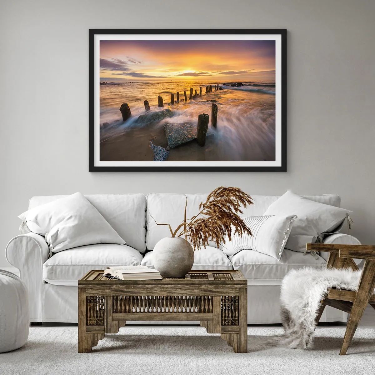 Poster in einem schwarzem Rahmen - Sonnenuntergang über dem Meer mit den Überresten eines alten Piers - 70x50cm - Die raue Schönheit der Ostsee - Moderne Wanddekoration für Wohnzimmer und Schlafzimmer ARTTOR