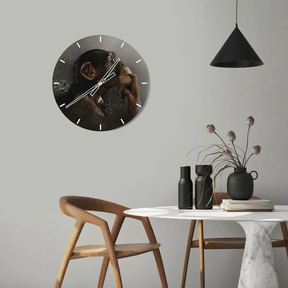 Wanduhr - Glasuhr - Ein nachdenklicher Schimpanse vor dunklem Hintergrund - 30x30cm - Sicherlich ein Denker - Moderne Wanddekoration für Wohnzimmer, Küche und Schlafzimmer ARTTOR
