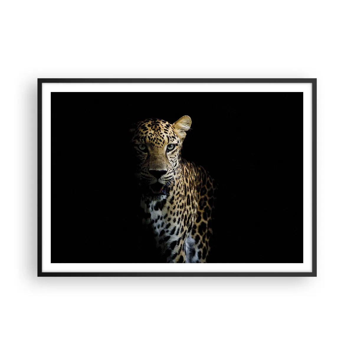 Poster in einem schwarzem Rahmen - Ein Leopard auf dunklem Hintergrund mit intensivem Blick - 100x70cm - Dunkle Schönheit - Moderne Wanddekoration für Wohnzimmer und Schlafzimmer ARTTOR