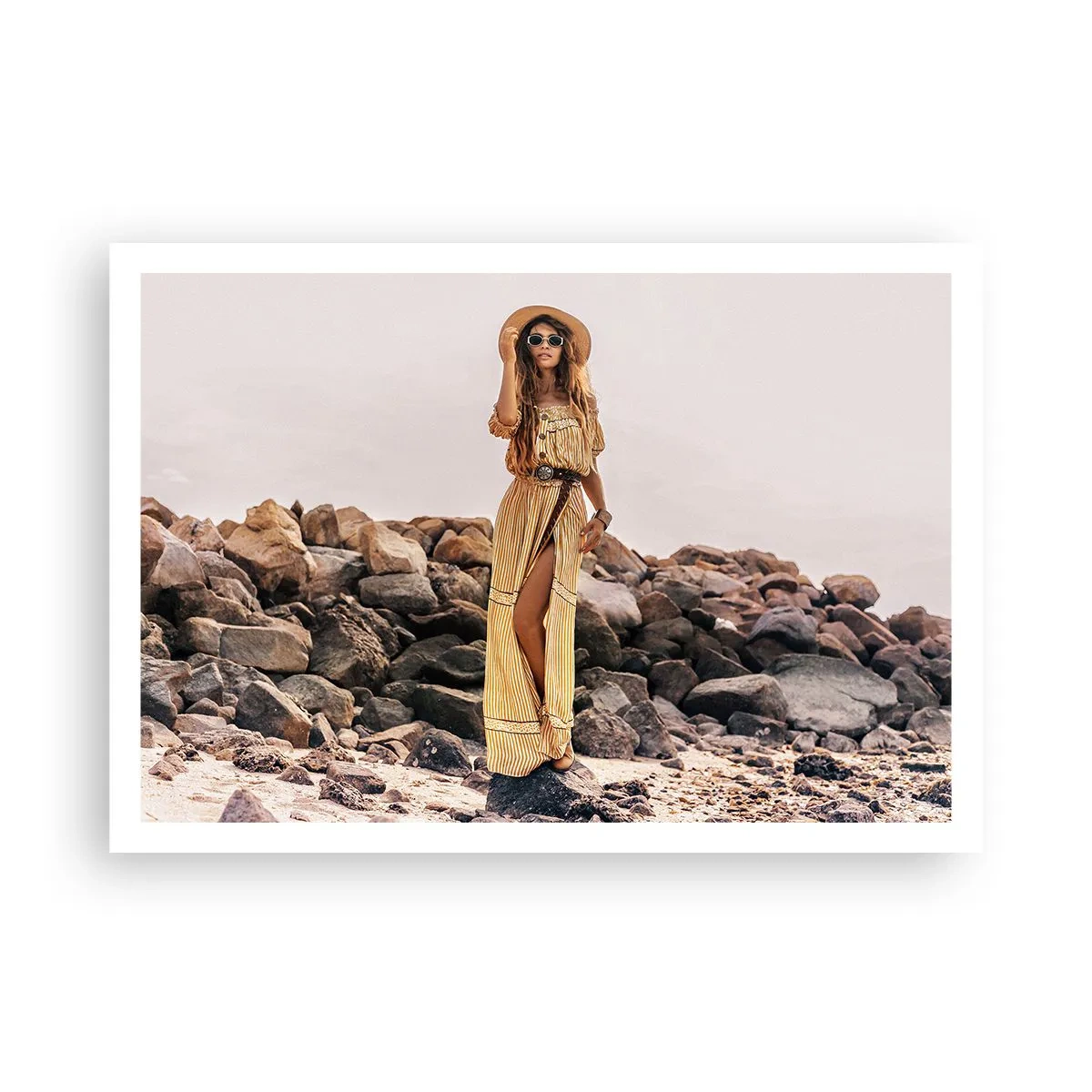 Poster - Eine Frau im Boho-Stil vor einem felsigen Strandhintergrund - 100x70cm - Die Magie der Steine - Moderne Wanddekoration für Wohnzimmer und Schlafzimmer ARTTOR