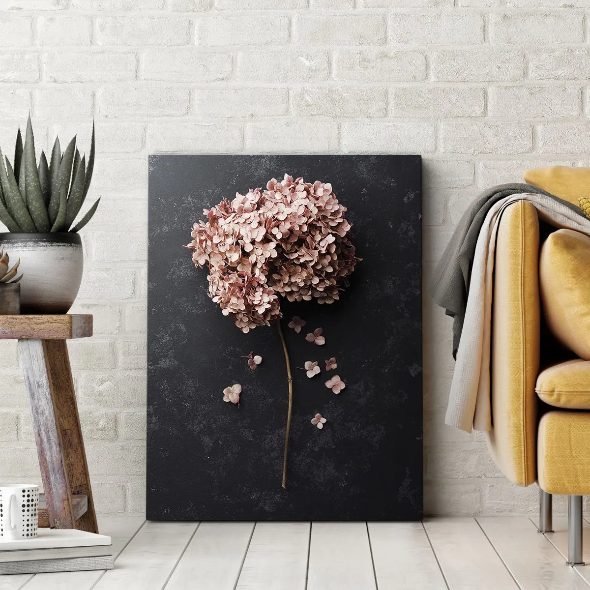 Bild auf Leinwand - Leinwandbild - Eine zarte Hortensienblüte auf dunklem Hintergrund - 70x100cm - Wirklich romantisches Zeichen - Moderne Wanddekoration für Wohnzimmer und Schlafzimmer ARTTOR
