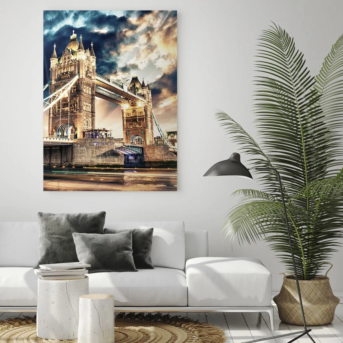 Glasbild - Bild auf glas - Tower Bridge in London vor dramatischem Himmel - 50x70cm - Denkmal des viktorianischen Imperiums - Moderne Wanddekoration für Wohnzimmer und Schlafzimmer ARTTOR