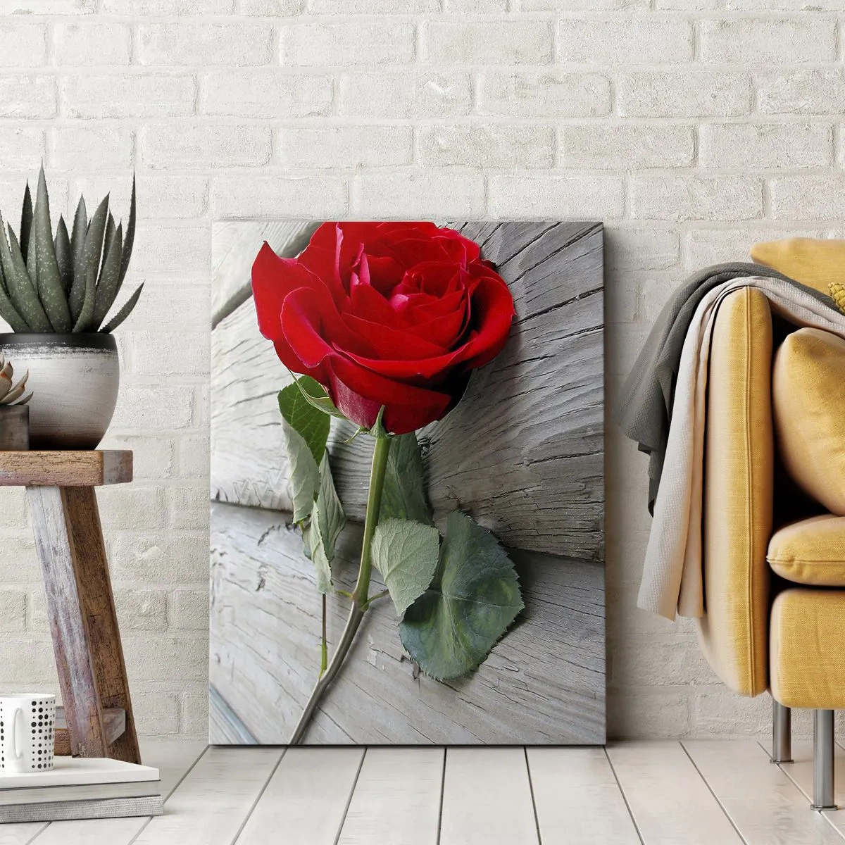 Bild auf Leinwand - Leinwandbild - Rote Rose auf einem hölzernen Hintergrund - 50x70cm - Eine Studie in Scharlachrot - Moderne Wanddekoration für Wohnzimmer und Schlafzimmer ARTTOR