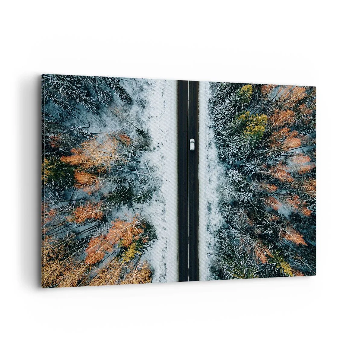 Bild auf Leinwand - Leinwandbild - Eine Straße durch einen Winterwald aus der Vogelperspektive gesehen - 120x80cm - Schnitt durch den Winterwald - Moderne Wanddekoration für Wohnzimmer und Schlafzimmer ARTTOR