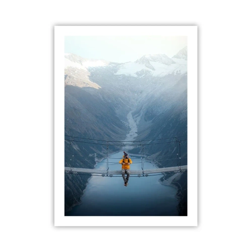 Poster - Eine Person in einer gelben Jacke sitzt auf einer Hängebrücke über einem Tal - 50x70cm - Entzückt in der Schwebe - Moderne Wanddekoration für Wohnzimmer und Schlafzimmer ARTTOR