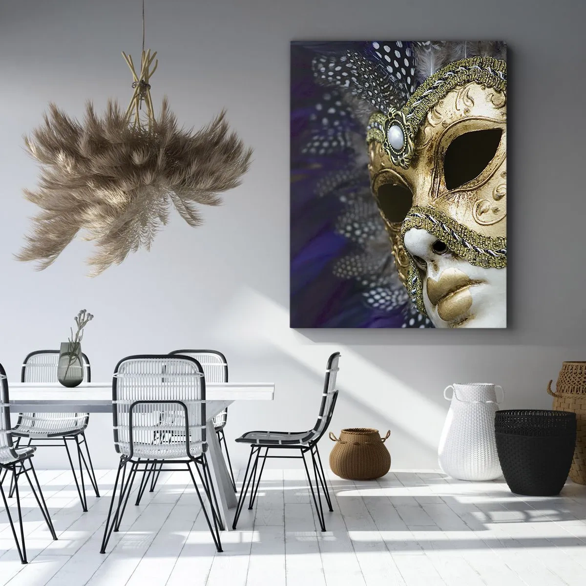 Bild auf Leinwand - Leinwandbild - Goldene venezianische Maske mit dekorativen Federn und Ornamenten - 70x100cm - Venezianisches Porträt in Gold - Moderne Wanddekoration für Wohnzimmer und Schlafzimmer ARTTOR
