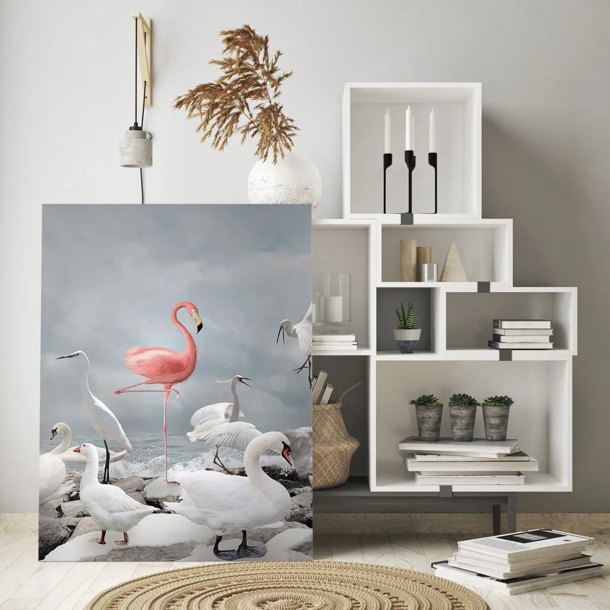 Glasbild - Bild auf glas - Ein rosa Flamingo zwischen weißen Schwänen vor der Kulisse eines Sees - 70x100cm - Wie kam ich hier hin? - Moderne Wanddekoration für Wohnzimmer und Schlafzimmer ARTTOR