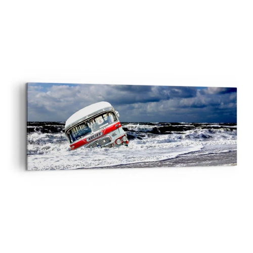 Bild auf Leinwand - Leinwandbild - Ein versunkener Bus am Strand inmitten von Wellen und rauer See - 140x50cm - Und was stehst du so erstaunt? - Moderne Wanddekoration für Wohnzimmer und Schlafzimmer ARTTOR