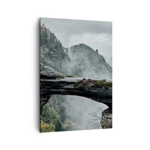 Bild auf Leinwand - Leinwandbild - Ein Steinbogen, umgeben von nebligen Bergen und Wäldern - 50x70cm - Abenteuer beginnt gleich - Moderne Wanddekoration für Wohnzimmer und Schlafzimmer ARTTOR