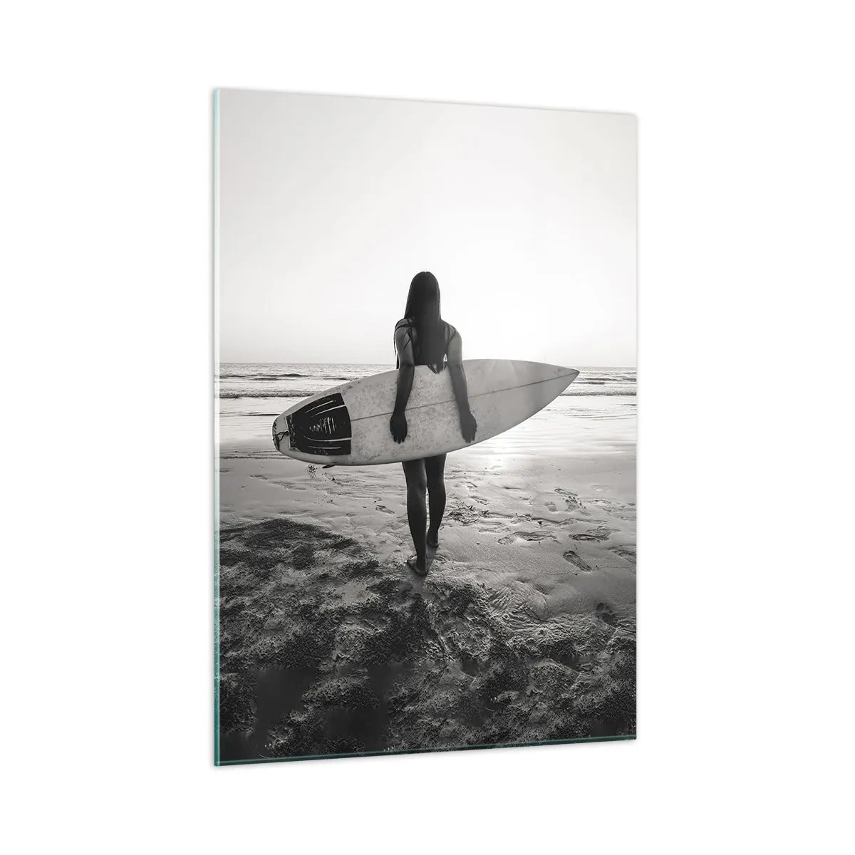 Glasbild - Bild auf glas - Frau mit Surfbrett am Strand bei Sonnenaufgang - 50x70cm - Die Tochter der Meereswelle - Moderne Wanddekoration für Wohnzimmer und Schlafzimmer ARTTOR