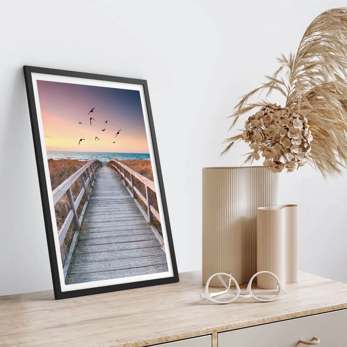 Poster in einem schwarzem Rahmen - Holzsteg zum Strand bei Sonnenuntergang - 50x70cm - Der Raum für Auffliegen - Moderne Wanddekoration für Wohnzimmer und Schlafzimmer ARTTOR