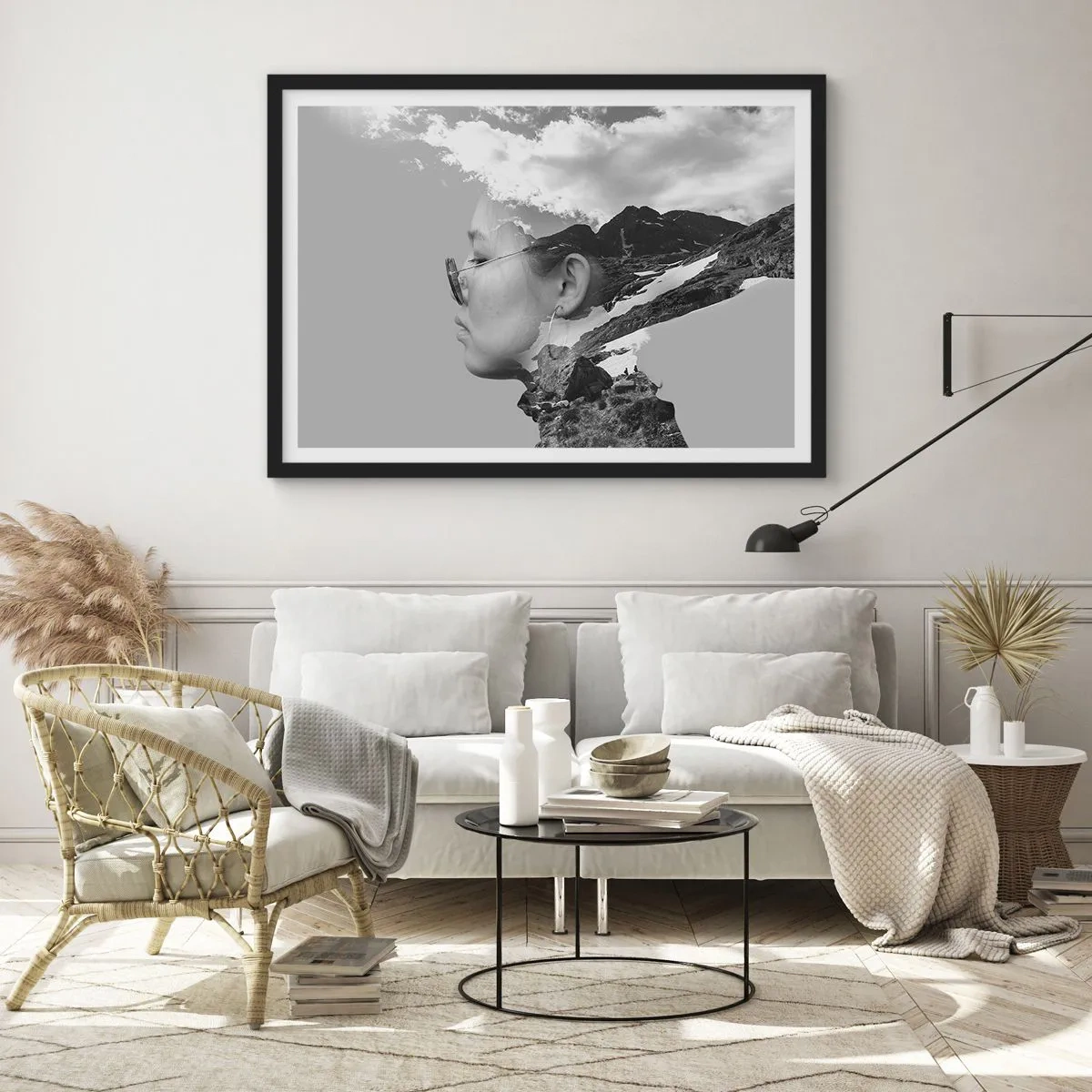 Poster in einem schwarzem Rahmen - Eine Schwarz-Weiß-Komposition mit der Silhouette einer Frau und einer Berglandschaft. - 100x70cm - Top und bewölktes Porträt - Moderne Wanddekoration für Wohnzimmer und Schlafzimmer ARTTOR