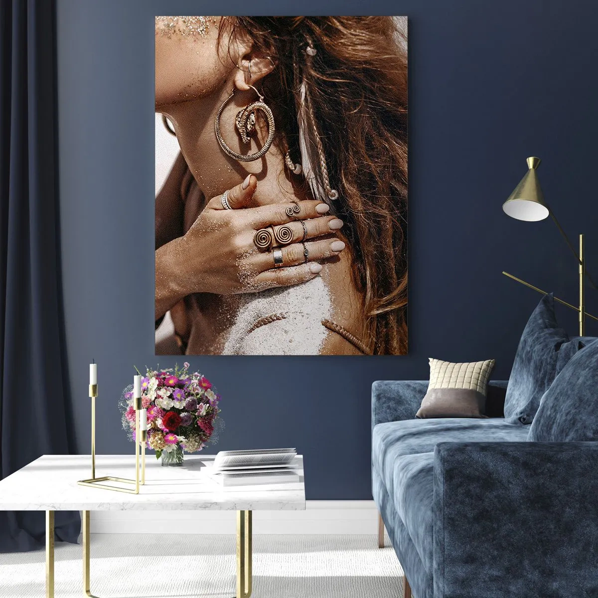 Glasbild - Bild auf glas - Stilvolle Frau mit Schmuck vor hellem Sandhintergrund - 70x100cm - Königin des wilden Strandes - Moderne Wanddekoration für Wohnzimmer und Schlafzimmer ARTTOR