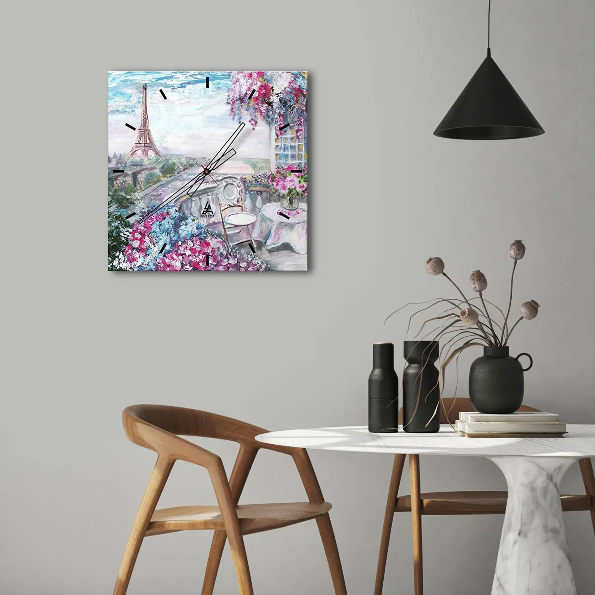 Wanduhr - Glasuhr - Ein romantischer Blick auf Paris mit dem Eiffelturm und einem Balkon voller Blumen - 30x30cm - Am schönsten ist es hier im Mai - Moderne Wanddekoration für Wohnzimmer und Schlafzimmer ARTTOR