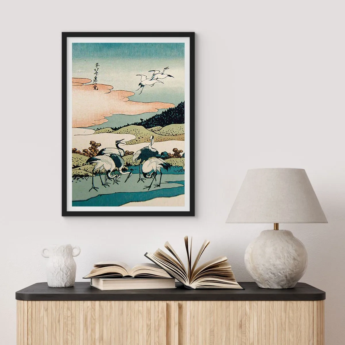 Poster in einem schwarzem Rahmen - Traditionelles japanisches Kunstwerk mit Kranichen in einer natürlichen Landschaft - 50x70cm - Im japanischen Geist - Moderne Wanddekoration für Wohnzimmer und Schlafzimmer ARTTOR