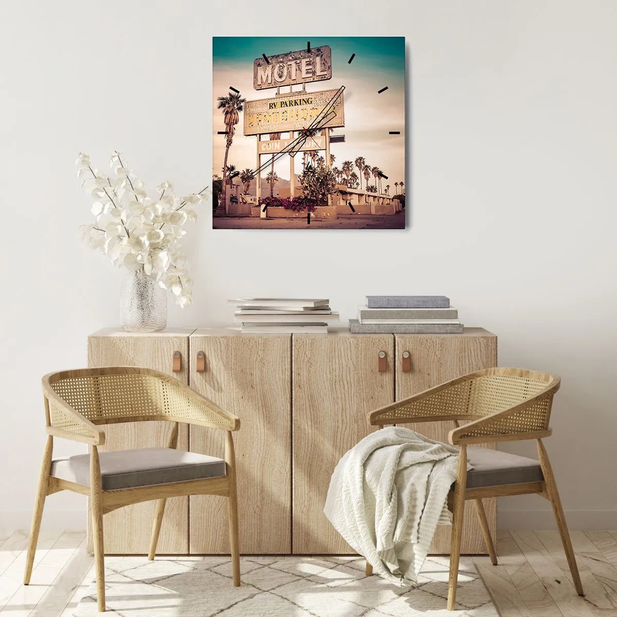 Wanduhr - Glasuhr - Retro-Motelschild, umgeben von Palmen - 30x30cm - Hier ist die Zeit stehen geblieben - Moderne Wanddekoration für Wohnzimmer und Schlafzimmer ARTTOR
