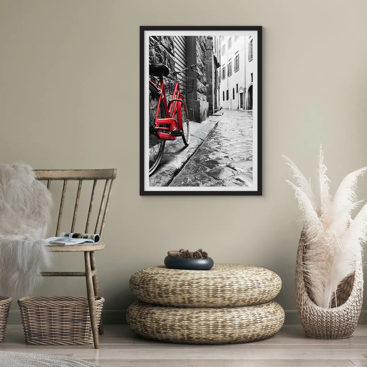 Poster in einem schwarzem Rahmen - Ein rotes Fahrrad auf einer schwarz-weißen Kopfsteinpflasterstraße - 50x70cm - Wahre Schönheit wird nicht alt - Moderne Wanddekoration für Wohnzimmer und Schlafzimmer ARTTOR