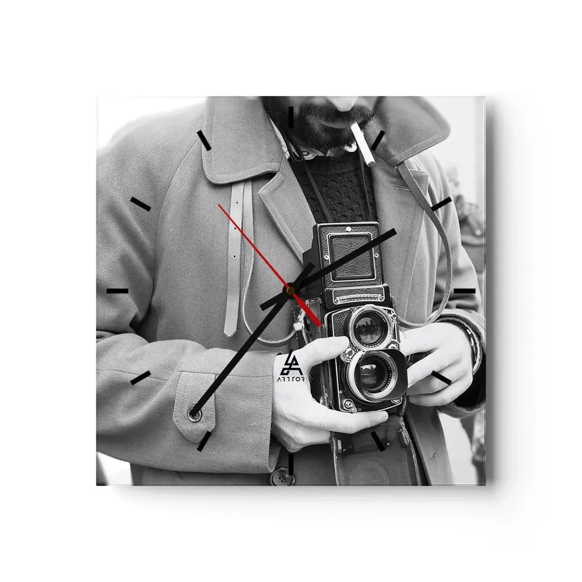 Wanduhr - Glasuhr - Schwarz-Weiß-Foto eines Mannes mit einer Retro-Kamera - 30x30cm - Retro-Stil - Moderne Wanddekoration für Wohnzimmer und Schlafzimmer ARTTOR