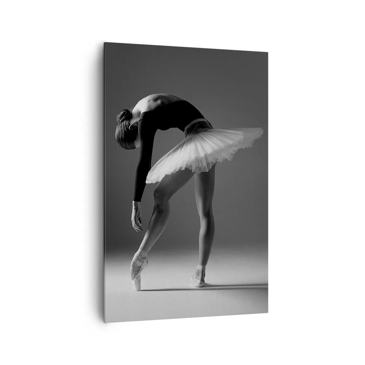 Bild auf Leinwand - Leinwandbild - Eine Ballerina in eleganter Pose vor schwarz-weißem Hintergrund - 80x120cm - Bella Ballerina - Moderne Wanddekoration für Wohnzimmer und Schlafzimmer ARTTOR