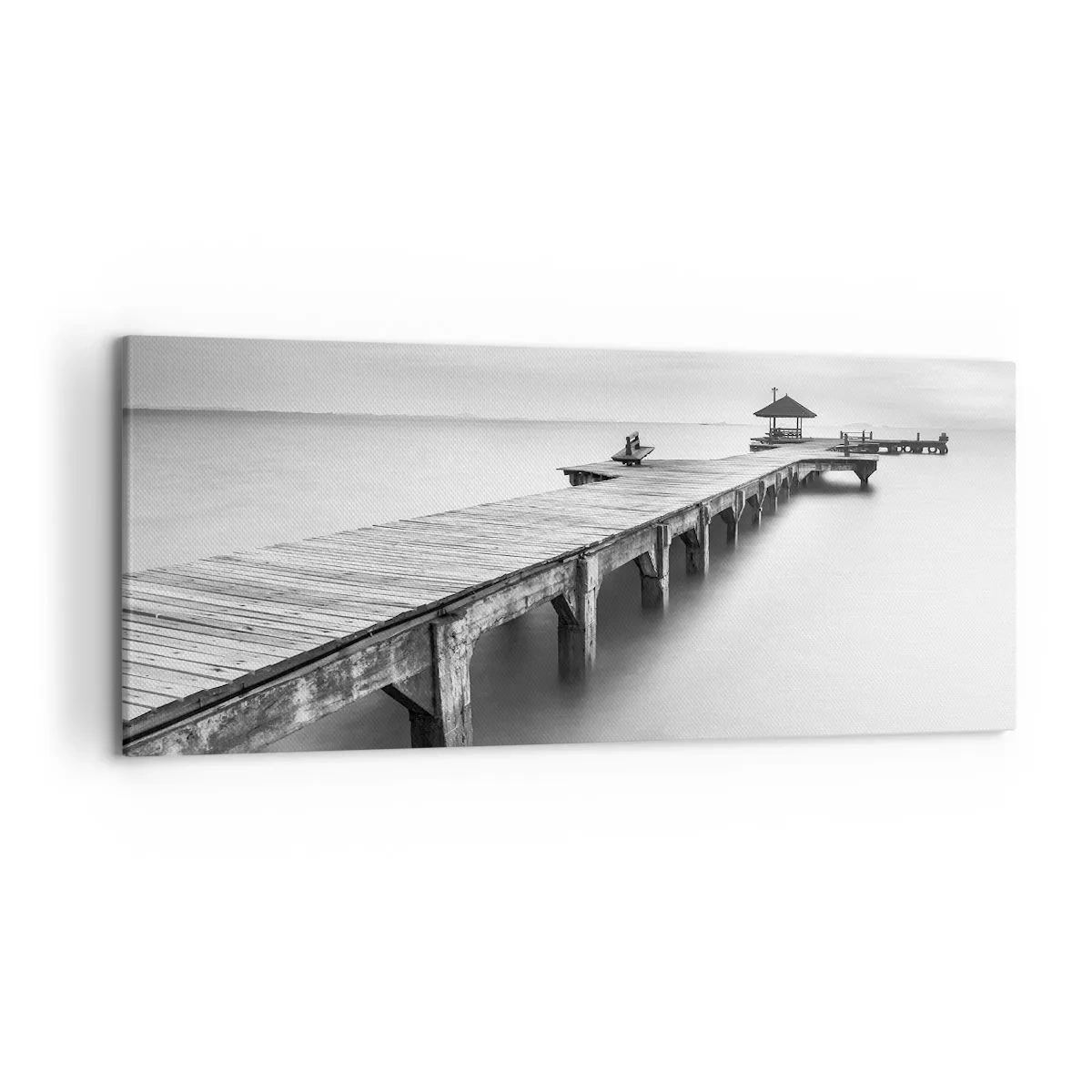 Bild auf Leinwand - Leinwandbild - Eine Schwarzweißansicht eines Holzstegs über ruhigem Wasser. - 120x50cm - In die Ferne - Moderne Wanddekoration für Wohnzimmer und Schlafzimmer ARTTOR