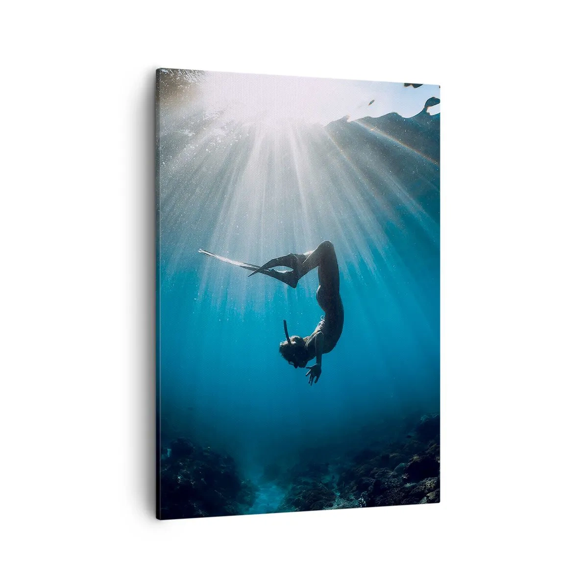 Bild auf Leinwand - Leinwandbild - Ein Taucher, der in einem Lichtstrahl unter Wasser schwimmt - 50x70cm - Tanz unter Wasser - Moderne Wanddekoration für Wohnzimmer und Schlafzimmer ARTTOR