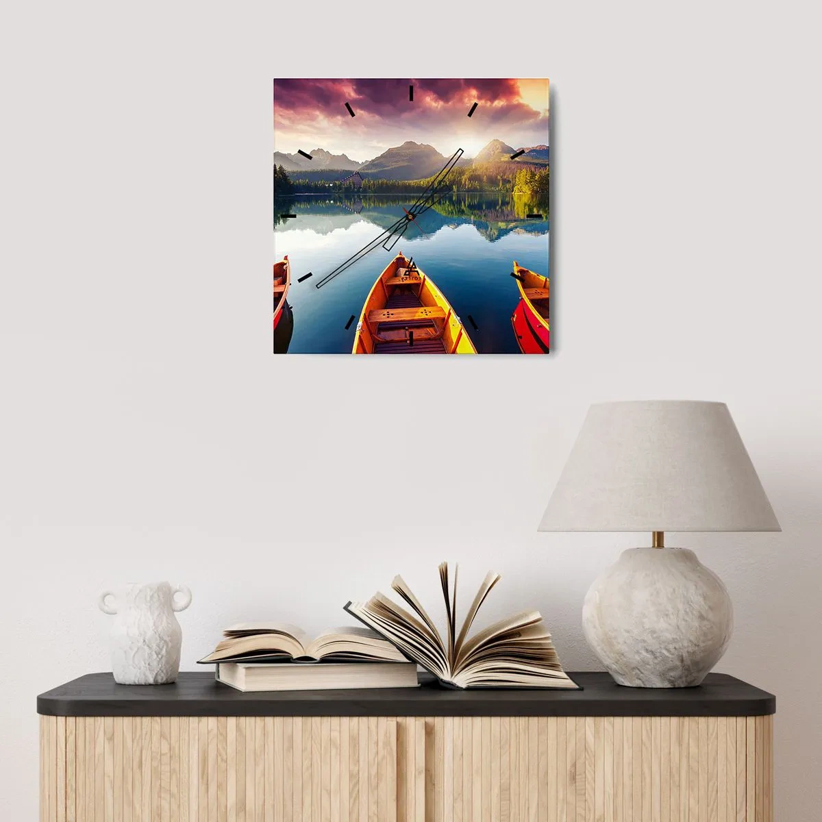 Wanduhr - Glasuhr - Drei Holzboote vor der Kulisse eines Bergsees bei Sonnenuntergang - 30x30cm - Nichts gegen die Natur - Moderne Wanddekoration für Wohnzimmer und Schlafzimmer ARTTOR