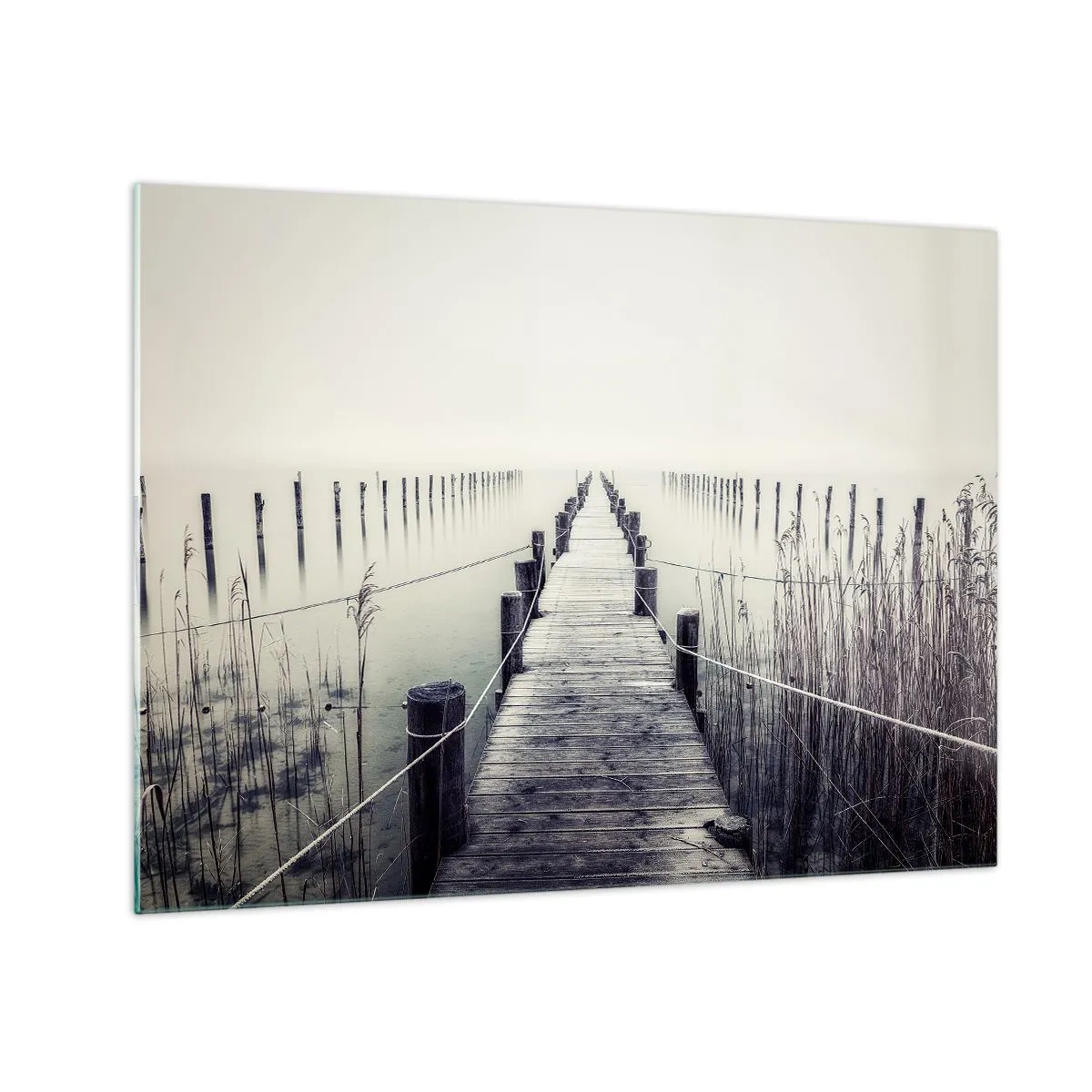 Glasbild - Bild auf glas - Eine Holzbrücke führt in die Tiefe eines ruhigen Sees im Nebel. - 70x50cm - Tauchen Sie in Ruhe ein - Moderne Wanddekoration für Wohnzimmer und Schlafzimmer ARTTOR