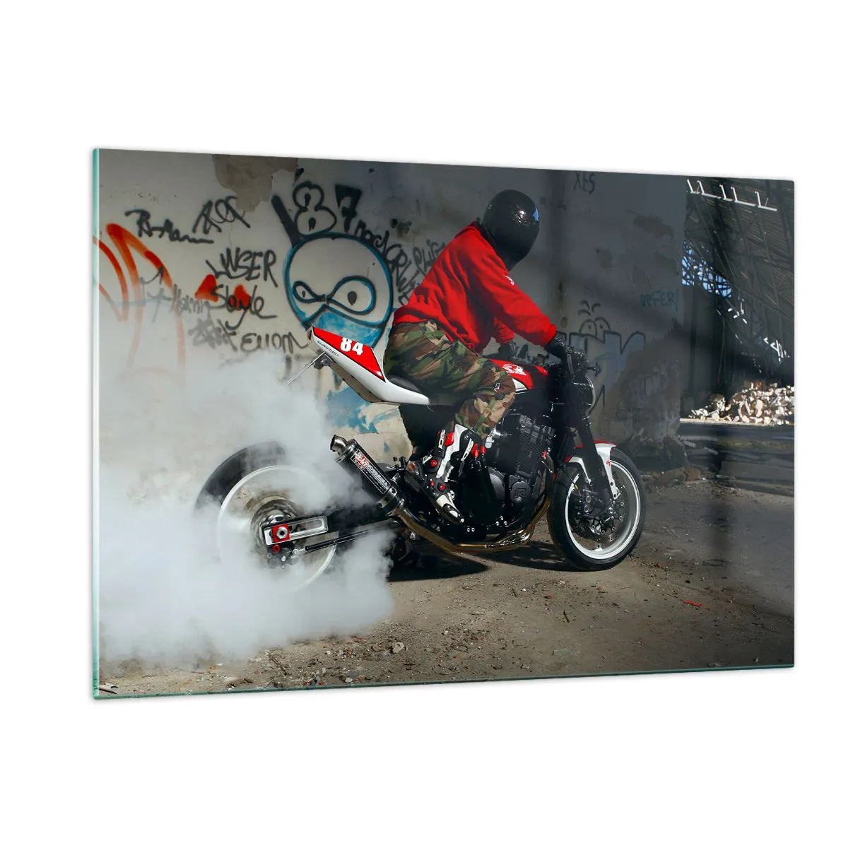 Glasbild - Bild auf glas - Motorradfahrer im Einsatz in einem Industriegebiet - 120x80cm - Verfolge mich! - Moderne Wanddekoration für Wohnzimmer und Schlafzimmer ARTTOR