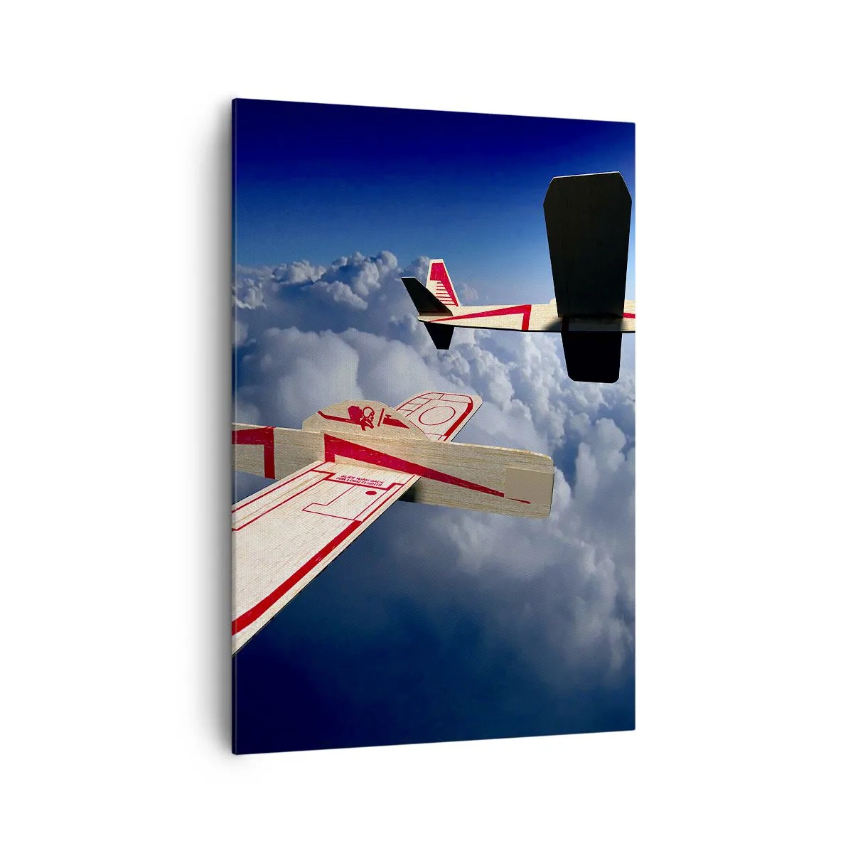Bild auf Leinwand - Leinwandbild - Zwei Holzflugzeuge schweben über den Wolken vor einem blauen Himmel. - 70x100cm - Noch höher, noch weiter - Moderne Wanddekoration für Wohnzimmer und Schlafzimmer ARTTOR