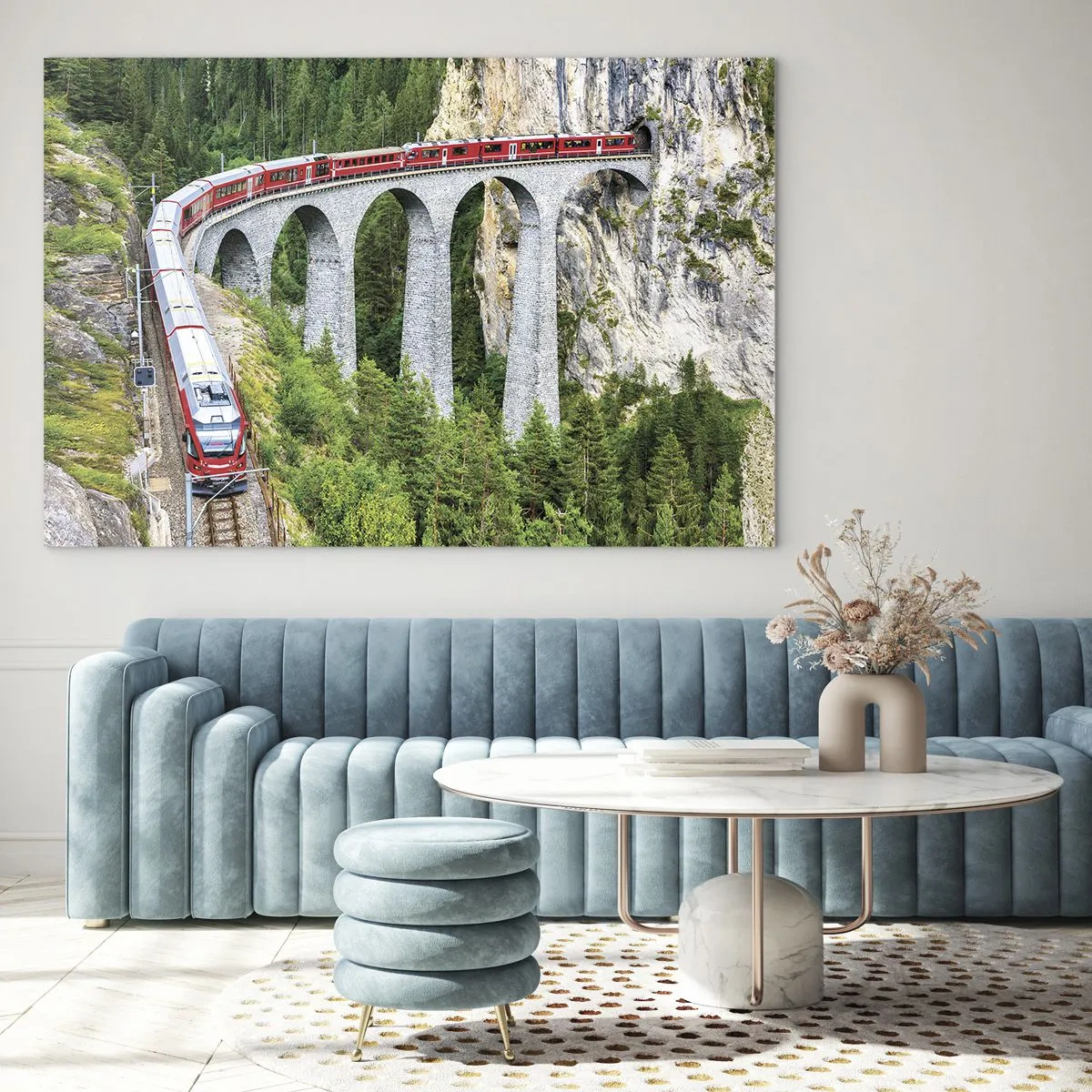 Glasbild - Bild auf glas - Ein Zug mit einer Bergbrücke im Hintergrund inmitten grüner Landschaften - 70x50cm - Eisenbahn für Bergblick - Moderne Wanddekoration für Wohnzimmer und Schlafzimmer ARTTOR
