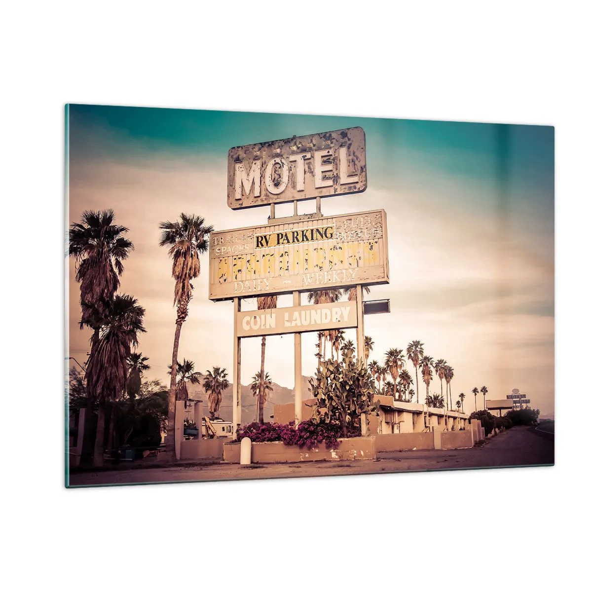 Glasbild - Bild auf glas - Ein altes Motelschild, umgeben von Palmen, schafft eine Retro-Atmosphäre - 120x80cm - Hier ist die Zeit stehen geblieben - Moderne Wanddekoration für Wohnzimmer und Schlafzimmer ARTTOR