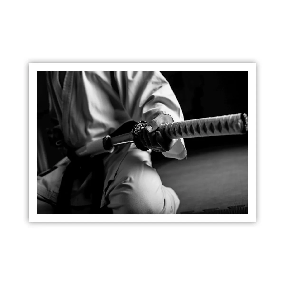 Poster - Ein Samurai im Kimono hält ein Katana in Schwarz und Weiß. - 100x70cm - Kriegerseele - Moderne Wanddekoration für Wohnzimmer und Schlafzimmer ARTTOR