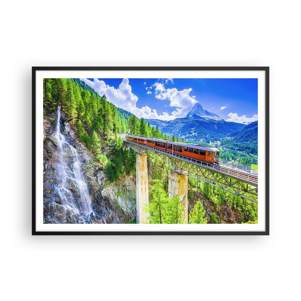 Poster in einem schwarzem Rahmen - Eine Achterbahn auf einer Brücke mit Blick auf einen Wasserfall und Berge - 100x70cm - Jetzt sind Alpen dran - Moderne Wanddekoration für Wohnzimmer und Schlafzimmer ARTTOR