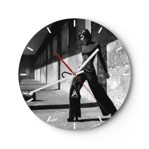 Wanduhr - Glasuhr - Schwarz-Weiß-Fotografie einer Frau in einem stilvollen Outfit in einem industriellen Umfeld. - 30x30cm - Urbane Eleganz - Moderne Wanddekoration für Wohnzimmer, Küche und Schlafzimmer ARTTOR