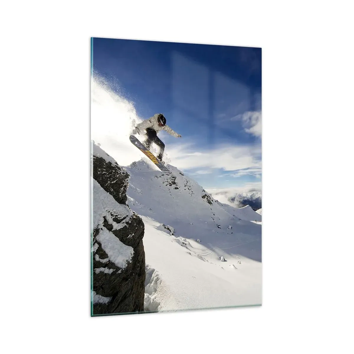 Glasbild - Bild auf glas - Ein Snowboarder springt von einer Klippe mit schneebedeckten Bergen im Hintergrund. - 80x120cm - Freiheit ohne Grenzen - Moderne Wanddekoration für Wohnzimmer und Schlafzimmer ARTTOR