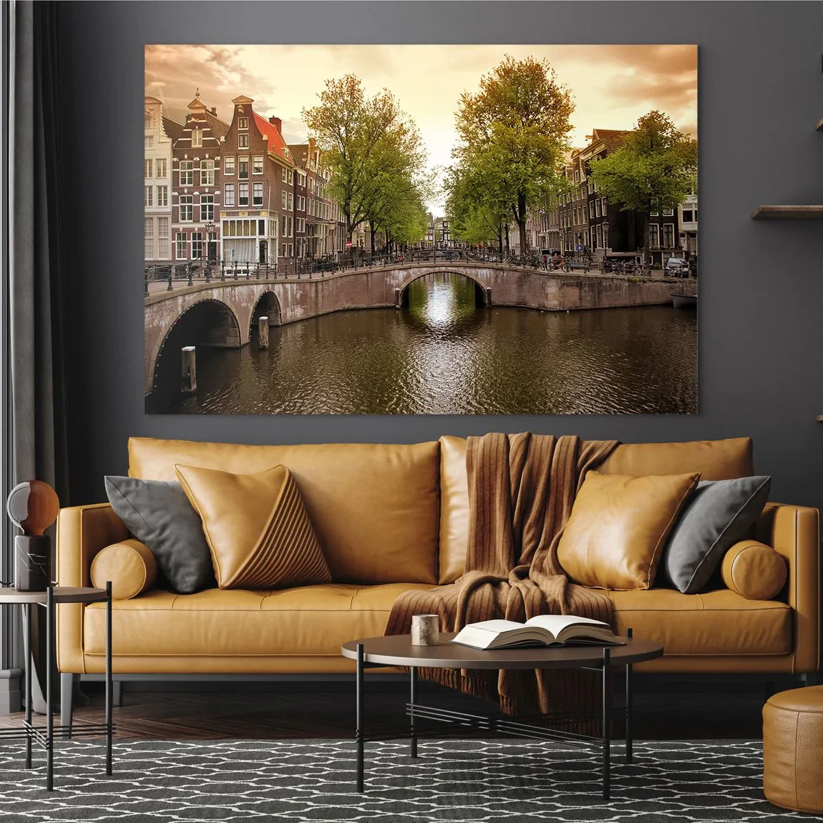 Glasbild - Bild auf glas - Ein Kanal und eine Brücke, umgeben von Mietshäusern in Amsterdam - 70x50cm - Mit dem Boot oder mit dem Fahrrad? - Moderne Wanddekoration für Wohnzimmer und Schlafzimmer ARTTOR