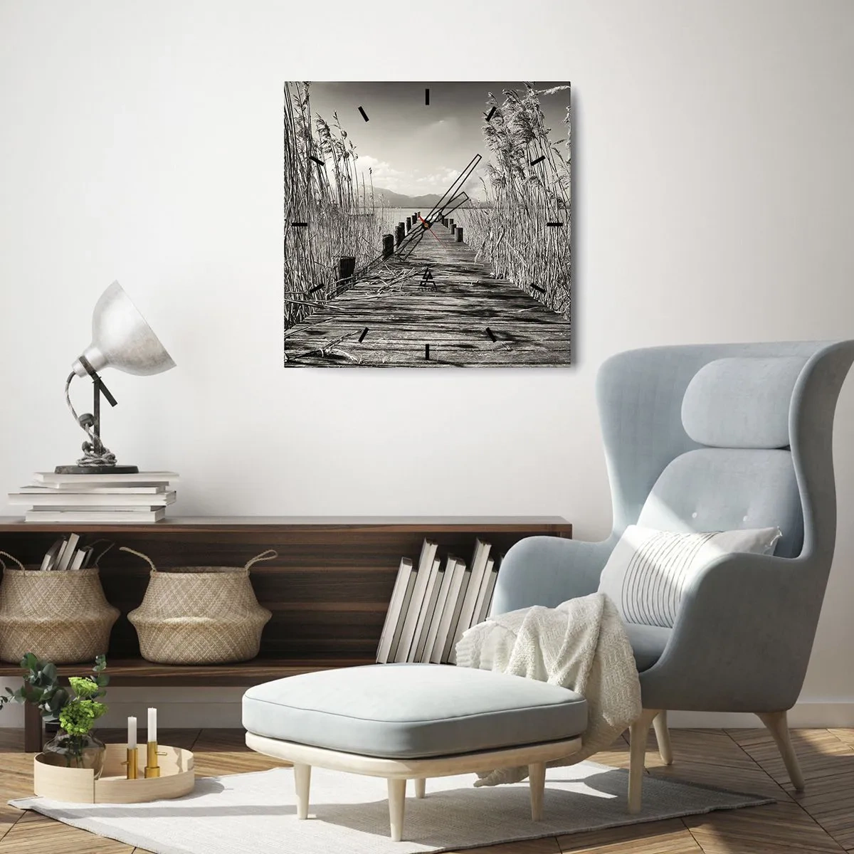 Wanduhr - Glasuhr - Ein Holzsteg zwischen hohen Gräsern über einem sepiafarbenen See - 30x30cm - In der Stille des Grases - Moderne Wanddekoration für Wohnzimmer und Schlafzimmer ARTTOR