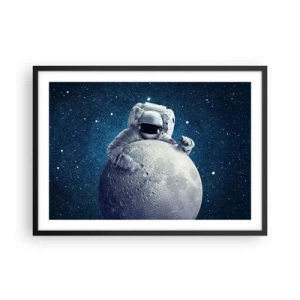 Poster in einem schwarzem Rahmen - Astronaut hält den Mond vor einem Sternenhimmel - 70x50cm - Weltraumjoker - Moderne Wanddekoration für Wohnzimmer und Schlafzimmer ARTTOR